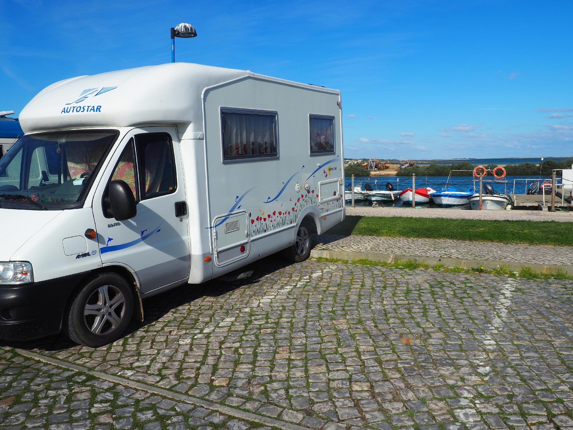 Lily de camper in een haven