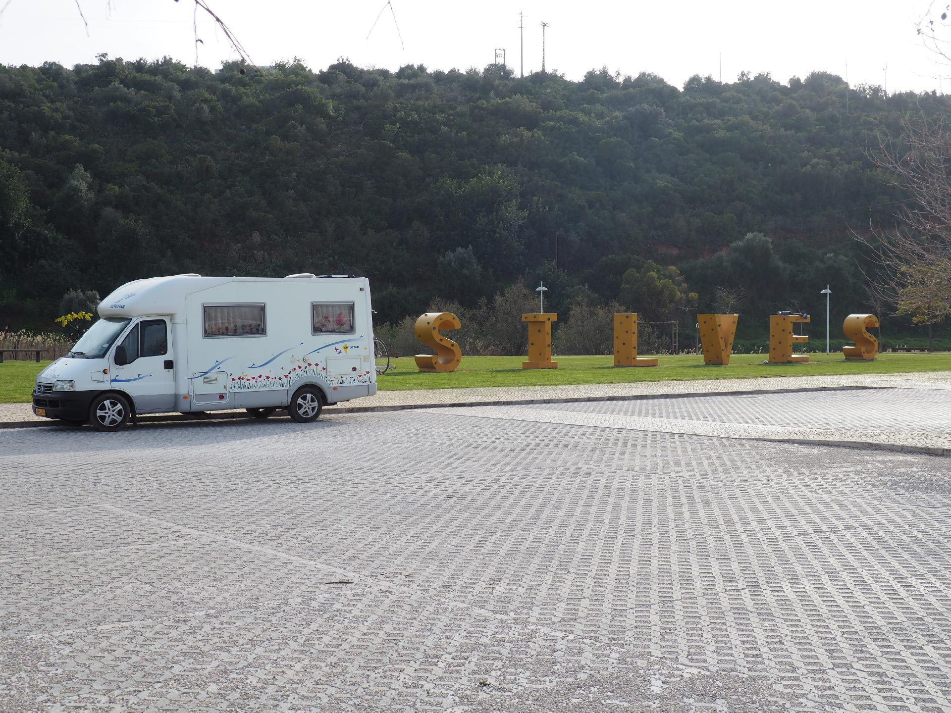Lily de camper in Silves, Portugal