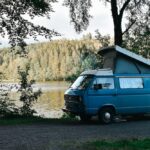 camperbusje bij meer, Zweden