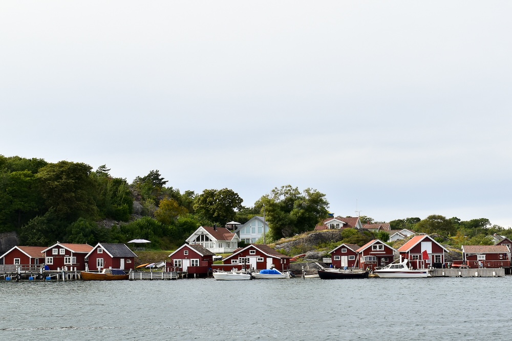 rode huisjes langs Zweedse kust